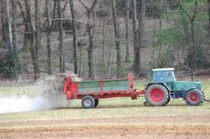 Traktor mit Düngewagen_2.jpg